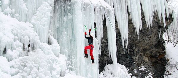 A escalada em montanhas de gelo (ice-climbing) - Sputnik Brasil