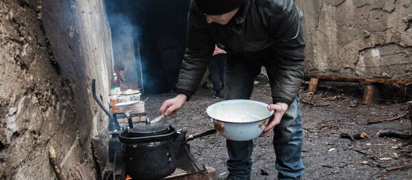 Habitantes no abrigo em povoação Maryinka, na região de Donetsk - Sputnik Brasil