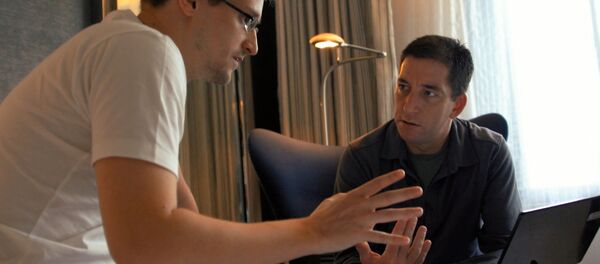 Denunciante-no exílio Edward Snowden e jornalista Glenn Greenwald - Sputnik Brasil