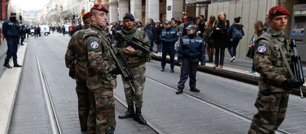 Soldados da brigada antiterrorista em Nice Soldados da brigada antiterrorista em Nice - Sputnik Brasil