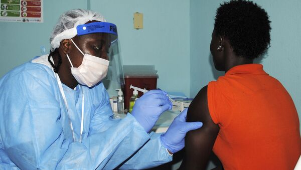 Agente de saúde aplica vacina experimental contra o ebola na Libéria - Sputnik Brasil
