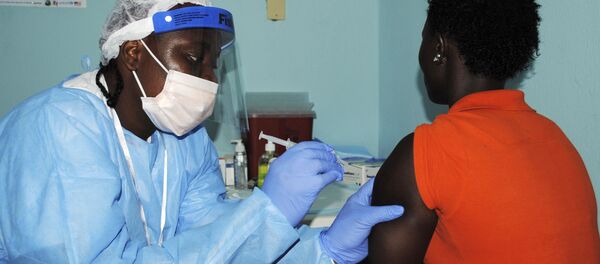 Agente de saúde aplica vacina experimental contra o ebola na Libéria - Sputnik Brasil