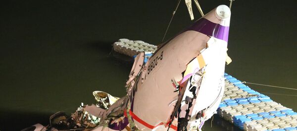 Trabalhos de salvamento no local da queda do avião em Taiwan - Sputnik Brasil