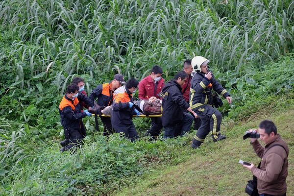 Trabalhos de salvamento do avião em Taiwan - Sputnik Brasil