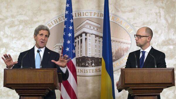 John Kerry e Arseniy Yatsenyuk, em Kiev - Sputnik Brasil