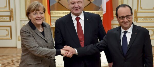 O presidente da Ucrânia, Pyotr Poroshenko (C) cumprimenta a chanceler alemã, Angela Merkel, e o presidente francês, François Hollande durante encontro em Kiev - Sputnik Brasil