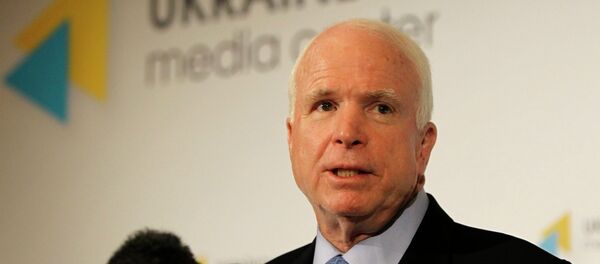 Senador americano John McCain fala à imprensa em Kiev - Sputnik Brasil