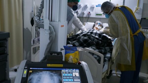 Profissionais da saúde examinam um paciente com COVID-19 no Rio de Janeiro, Brasil - Sputnik Brasil
