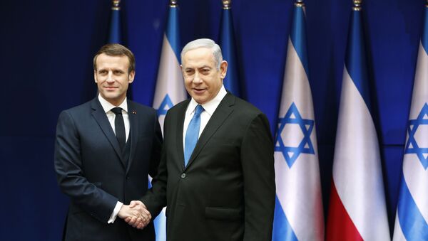 Presidente francês Emmanuel Macron e o premiê israelense Benjamin Netanyahu se cumprimentam em Jerusalém - Sputnik Brasil