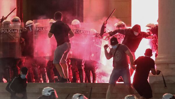 Em Belgrado, manifestantes e policiais entram em confronto nas escadarias do parlamento da Sérvia, em meio a protestos contra medidas de restrição social devido à pandemia da COVID-19, em 10 de julho de 2020. - Sputnik Brasil