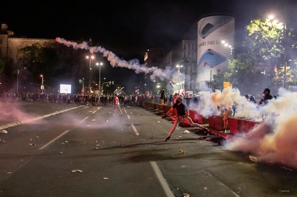 Protestos na Sérvia: polícia detém 71 pessoas em manifestação em Belgrado (FOTOS) - Sputnik Brasil