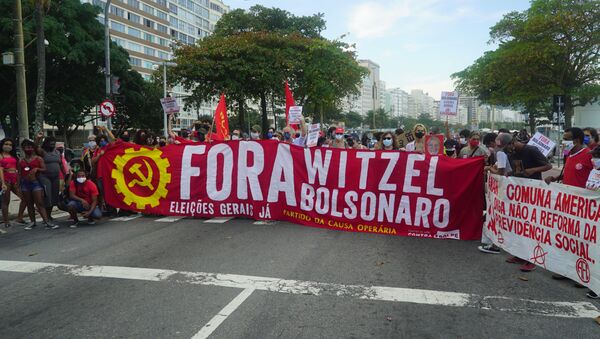 Protesto contra os governos do presidente Jair Bolsonaro e do governador Wilson Witzel em Copacabana, no Rio de Janeiro - Sputnik Brasil