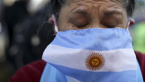 Manifestante pede o fim da quarentena na Argentina imposta em função do coronavírus - Sputnik Brasil