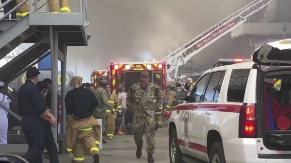 Bombeiros de San Diego, na Califórnia, se juntam aos esforços para combater um incêndio no navio de assalto anfíbio USS Bonhomme Richard - Sputnik Brasil