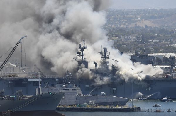 Fumaça sobe do navio de assalto anfíbio USS Bonhomme Richard após uma explosão neste domingo (12) - Sputnik Brasil
