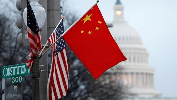 Флаги США и Китая в центре Вашингтона напротив здания Капитолия. Архивное фото - Sputnik Brasil