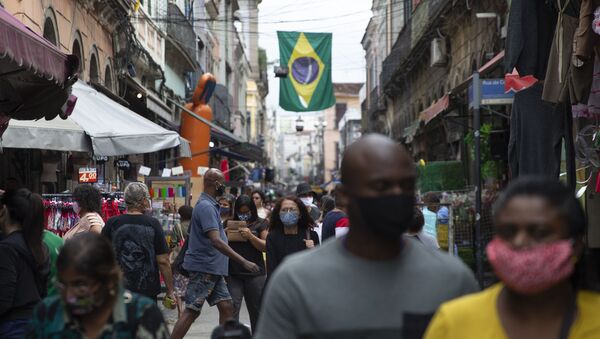 Movimentação nas ruas e comércio nos arredores do Mercado Popular do Saara, no centro do Rio de Janeiro, durante a pandemia da COVID-19, em 10 de julho de 2020. - Sputnik Brasil