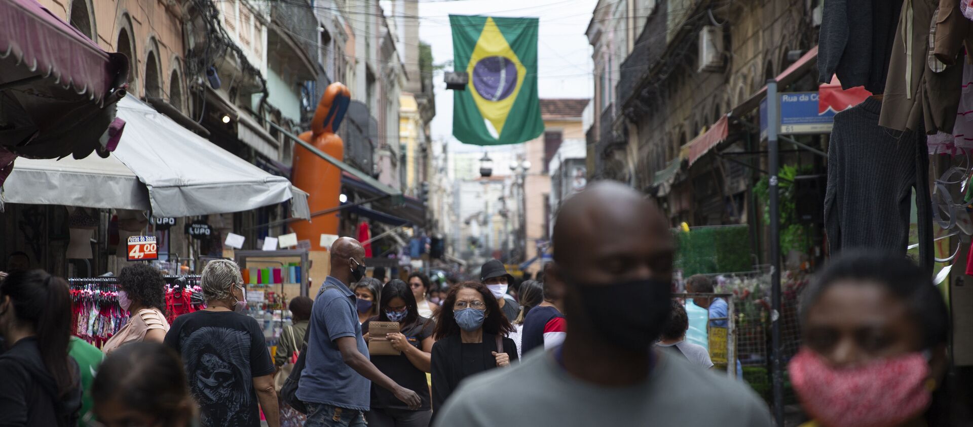 Movimentação nas ruas e comércio nos arredores do Mercado Popular do Saara, no centro do Rio de Janeiro, durante a pandemia da COVID-19, em 10 de julho de 2020. - Sputnik Brasil, 1920, 12.08.2020