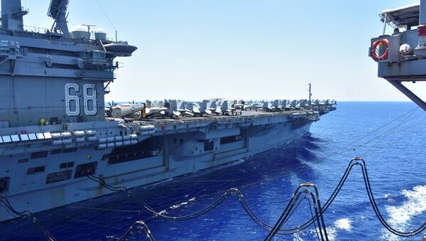 Porta-aviões da Marinha dos EUA USS Nimitz recebe em andamento combustível - Sputnik Brasil