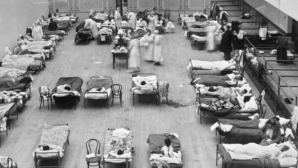 Enfermeiras voluntárias da Cruz Vermelha dos EUA atendem pacientes com gripe espanhola nos EUA - Sputnik Brasil