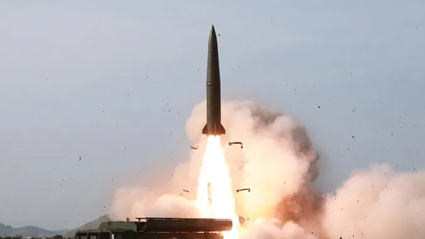 Míssil balístico de curto alcance KN-23 da Coreia do Norte, com um alcance de 690 km - Sputnik Brasil