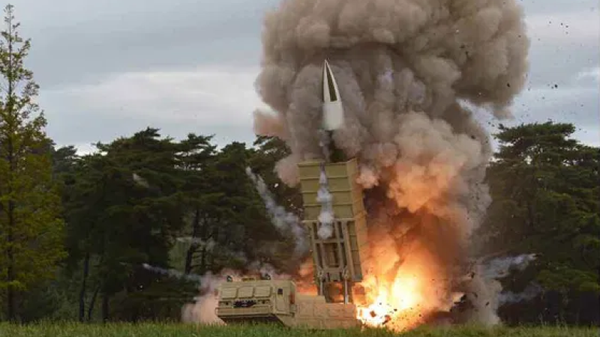 Teste do míssil balístico de curto alcance KN-24 do Exército Popular da Coreia no Norte, com alcance de 410 km - Sputnik Brasil