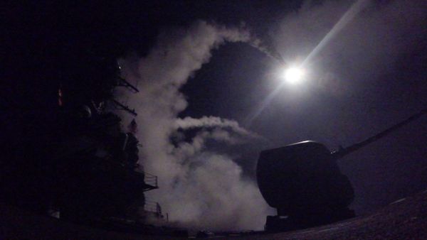 Destróier de mísseis guiados USS Porter (DDG 78) lançando um míssil de ataque terrestre Tomahawk Destróier de mísseis guiados USS Porter (DDG 78) lançando um míssil de ataque terrestre Tomahawk - Sputnik Brasil