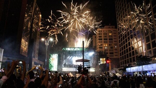Em São Paulo, pessoas comemoram o Réveillon na Avenida Paulista, em 1º de janeiro de 2019.  - Sputnik Brasil