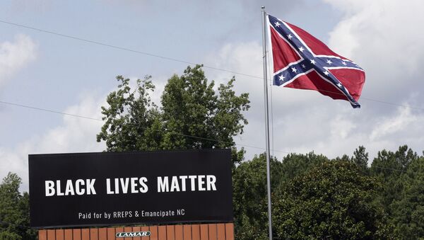 Painel do movimento Black Lives Matter instalado ao lado de bandeira confederada em Pittsboro, na Carolina do Norte (EUA) - Sputnik Brasil