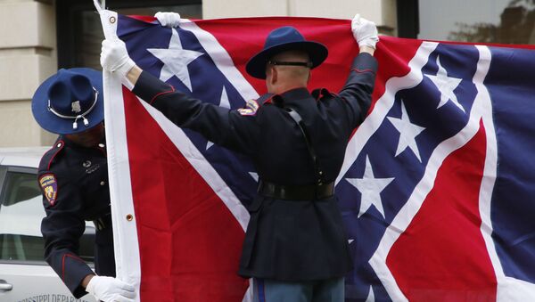 Guarda de honra da Patrulha de Segurança Rodoviária do Mississippi guarda bandeira do Mississippi, que retrata emblema confederado - Sputnik Brasil