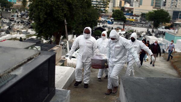 Funcionários de cemitério em Nova Iguaçu, no Rio de Janeiro, carregam caixão de vítima da COVID-19 - Sputnik Brasil