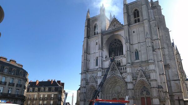 Incêndio toma conta de catedral de Saint-Pierre-et-Saint-Paul em Nantes, na França - Sputnik Brasil