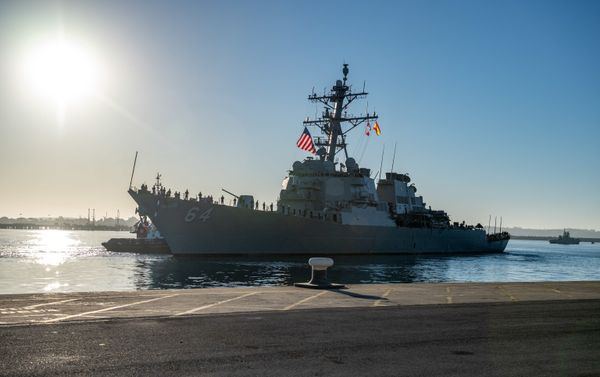 O destróier norte-americano USS Carney na base militar em Rota, na Espanha O destróier norte-americano USS Carney na base militar em Rota, na Espanha - Sputnik Brasil