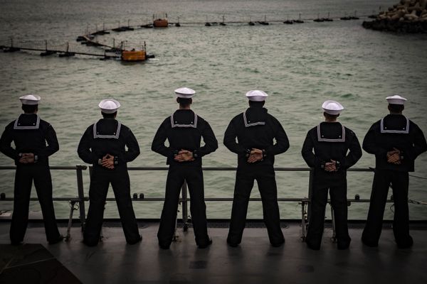 Marinheiros dos EUA a bordo do destróier USS Carney na base militar em Rota, na Espanha Marinheiros dos EUA a bordo do destróier USS Carney na base militar em Rota, na Espanha - Sputnik Brasil