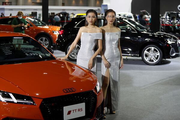 Modelos usam escudos faciais durante feira internacional de automóveis em Bangkok, Tailândia - Sputnik Brasil