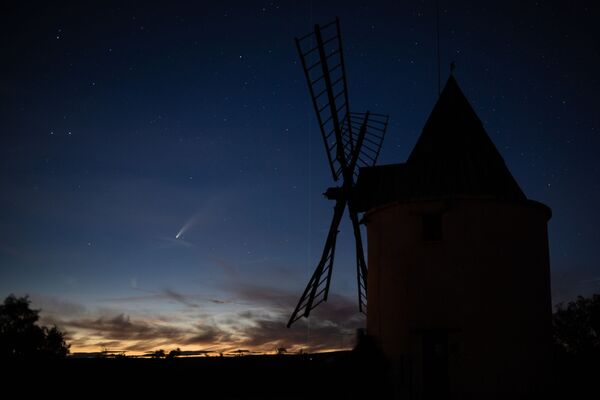 Cometa C/2020 F3, mais conhecido como NEOWISE, visto a partir do território da França enquanto passa pelo Sistema Solar - Sputnik Brasil