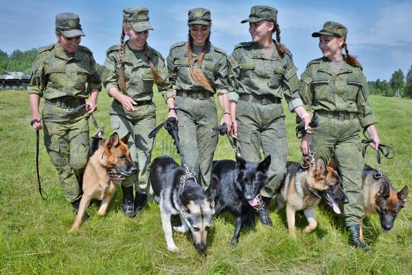 Moças do Exército russo durante o concurso de equipes de buscas com cães Verny Drug (Amigo Fiel, na tradução do russo) na região de Moscou - Sputnik Brasil