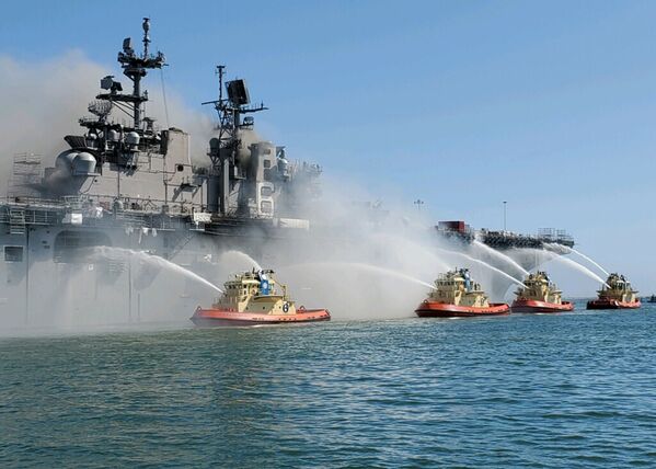 Equipe de bombeiros combate incêndio a bordo do navio de assalto anfíbio americano USS Bonhomme Richard em San Diego, nos EUA - Sputnik Brasil