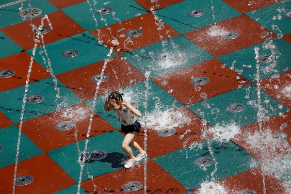 Menina brinca com a água em um dia de verão em um shopping de Pequim, China - Sputnik Brasil