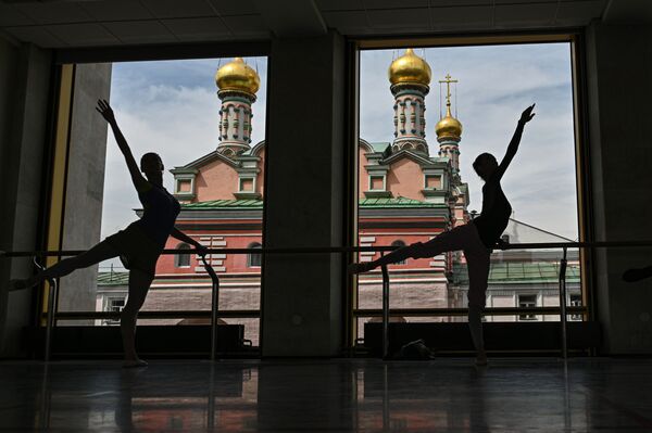Bailarinas durante ensaio no teatro Kremlevsky Balet no prédio do Palácio Estatal do Kremlin, em Moscou - Sputnik Brasil