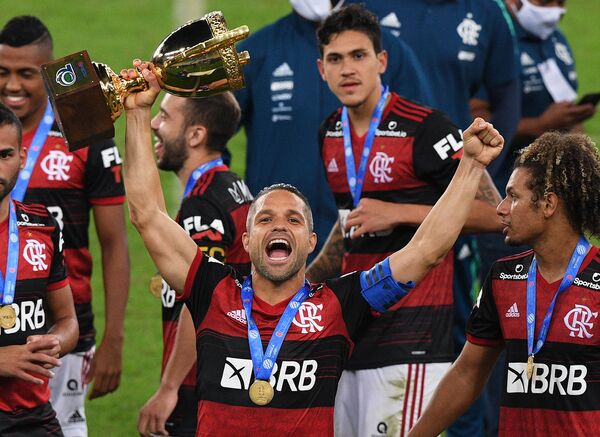 Jogador Diego, do Flamengo, comemora vitória de seu time no Campeonato Carioca após partida contra o Fluminense - Sputnik Brasil