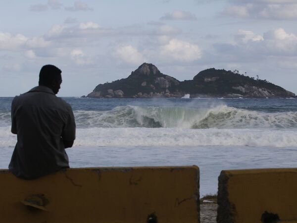 Mar de ressaca no Rio de Janeiro após ciclone extratropical ir para o oceano - Sputnik Brasil
