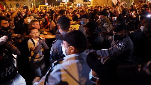 Em Jerusalém, manifestantes e policiais se enfrentam durante protesto contra o primeiro-ministro de Israel, Benjamin Netanyahu, em 18 de julho de 2020. - Sputnik Brasil