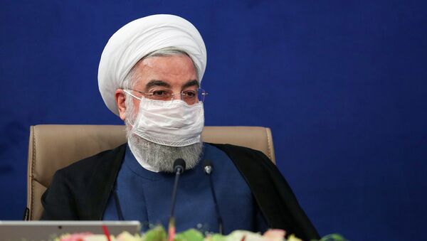Presidente do Irã Hassan Rouhani usando máscara durante encontro de autoridades em Teerã - Sputnik Brasil