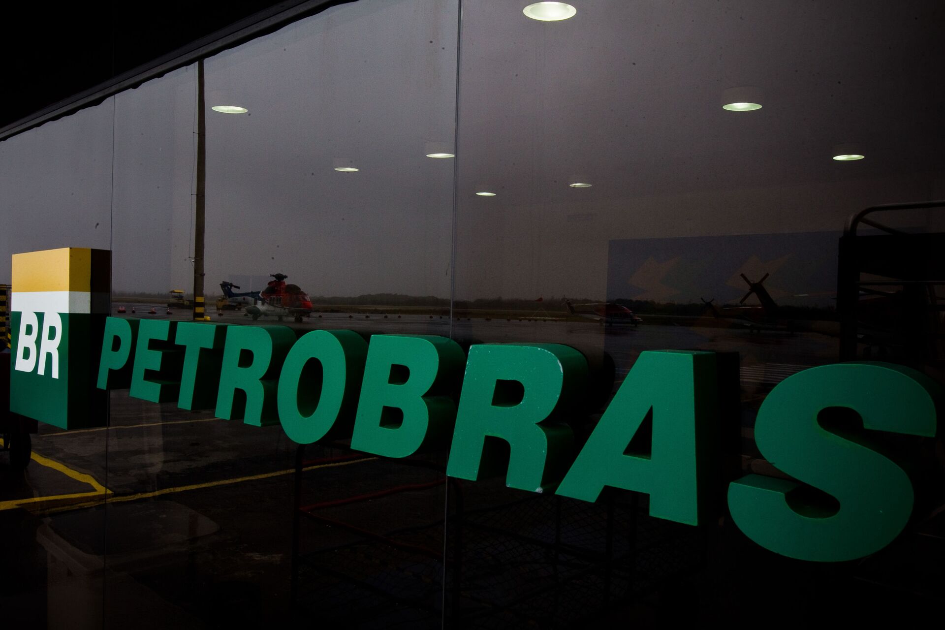 Bolsonaro anuncia troca do presidente da Petrobras e indica general para o cargo - Sputnik Brasil, 1920, 19.02.2021