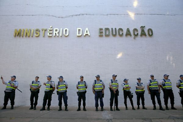 Quem ganha com o novo corte na Educação brasileira? Cientista político comenta mudanças no orçamento Quem ganha com o novo corte na Educação brasileira? Cientista político comenta mudanças no orçamento - Sputnik Brasil