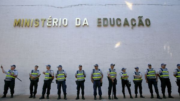 Protesto de estudantes contra os cortes na educação, na Esplanada dos Ministérios. - Sputnik Brasil