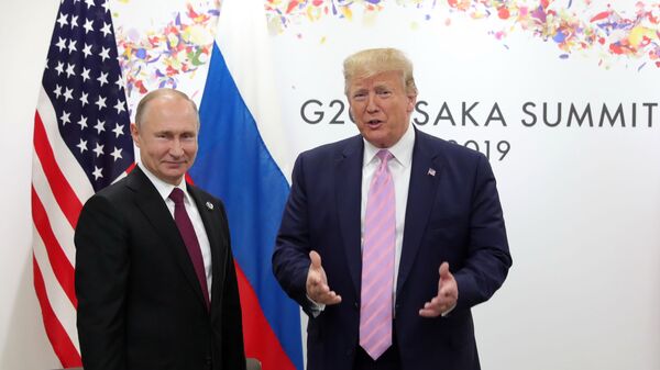 Presidentes de Rússia e EUA, Vladimir Putin e Donald Trump posam lado a lado durante encontro do G20 em Osaka, em 2019 - Sputnik Brasil