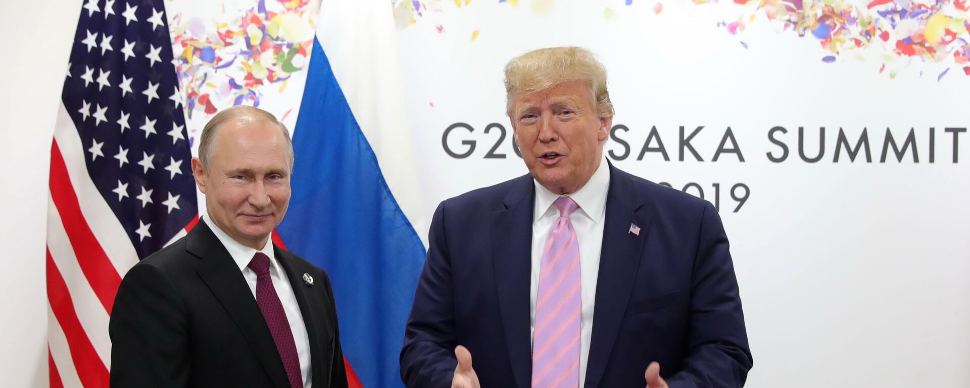 Presidentes de Rússia e EUA, Vladimir Putin e Donald Trump posam lado a lado durante encontro do G20 em Osaka, em 2019 - Sputnik Brasil, 1920, 23.12.2024