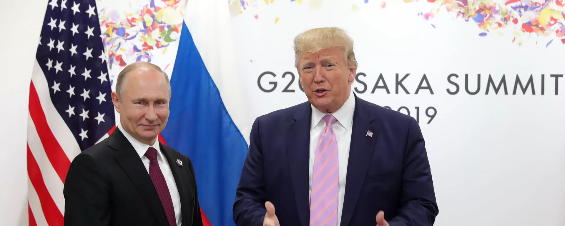 Presidentes de Rússia e EUA, Vladimir Putin e Donald Trump posam lado a lado durante encontro do G20 em Osaka, em 2019 - Sputnik Brasil, 1920, 12.02.2025